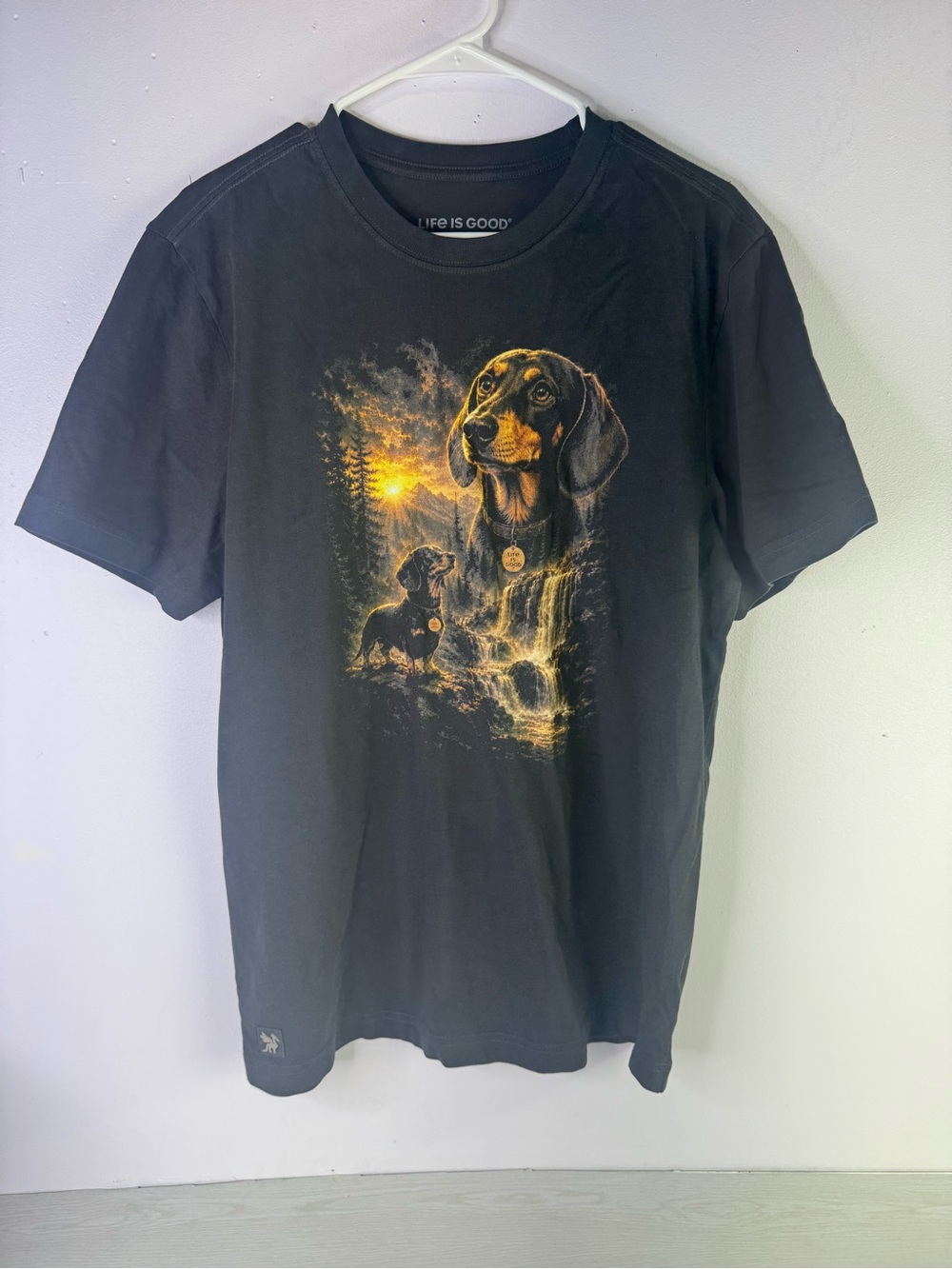 Life is Good Dachshund Waterfall Short Sleeve Crusher Tee Men’s medium